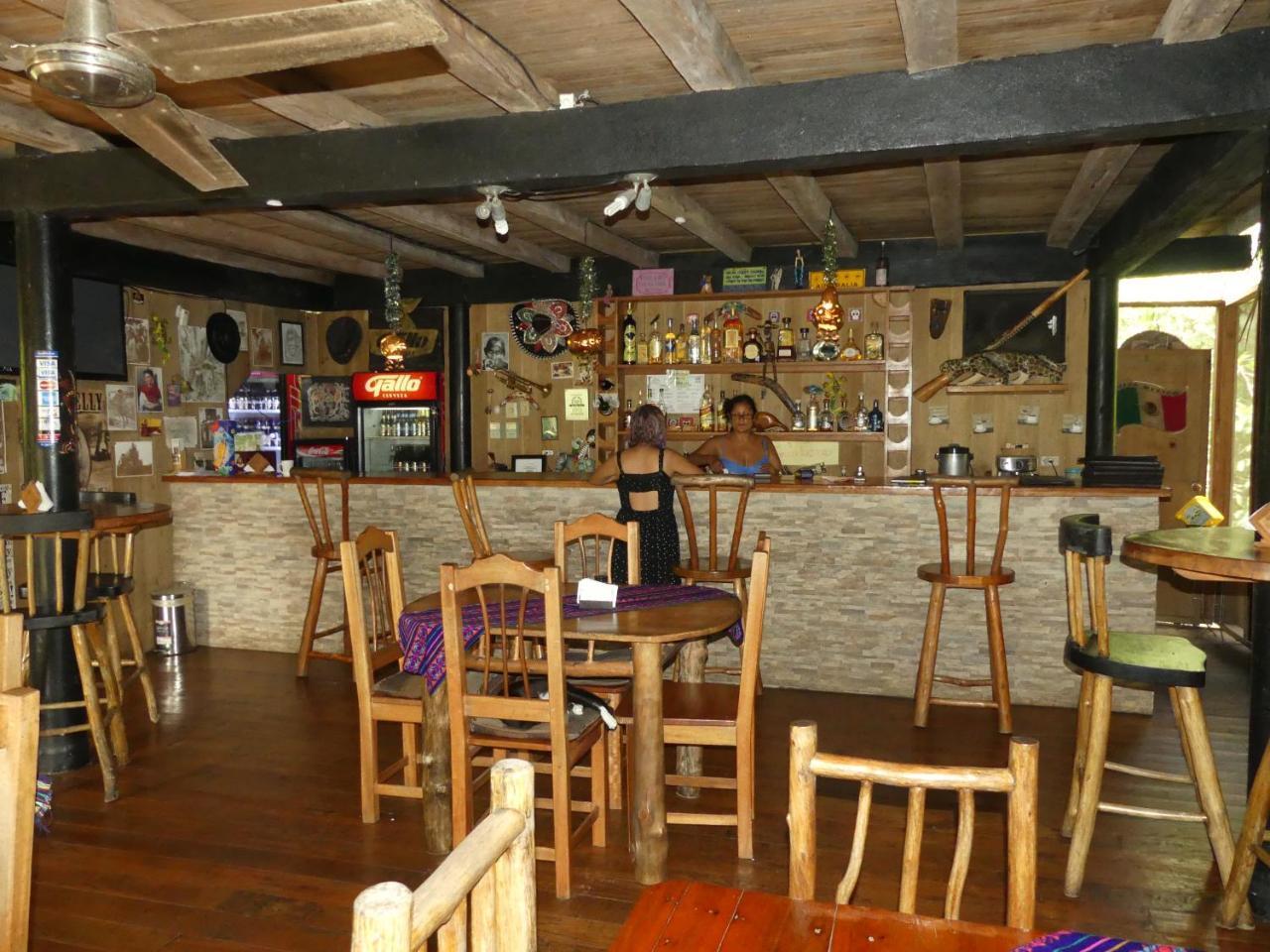 Hotel Kangaroo Y Restaurante Рио Дулсе Екстериор снимка
