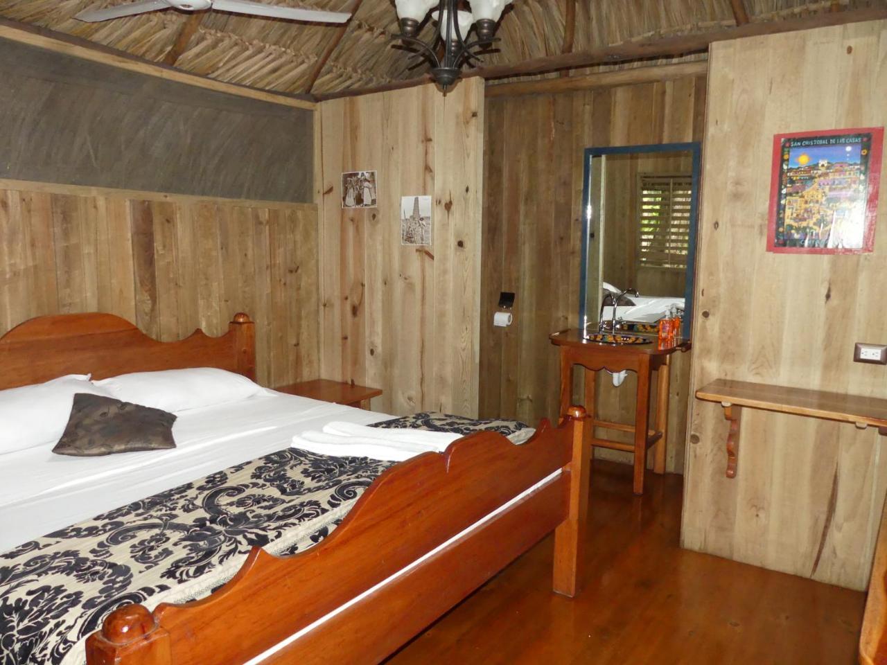 Hotel Kangaroo Y Restaurante Рио Дулсе Екстериор снимка