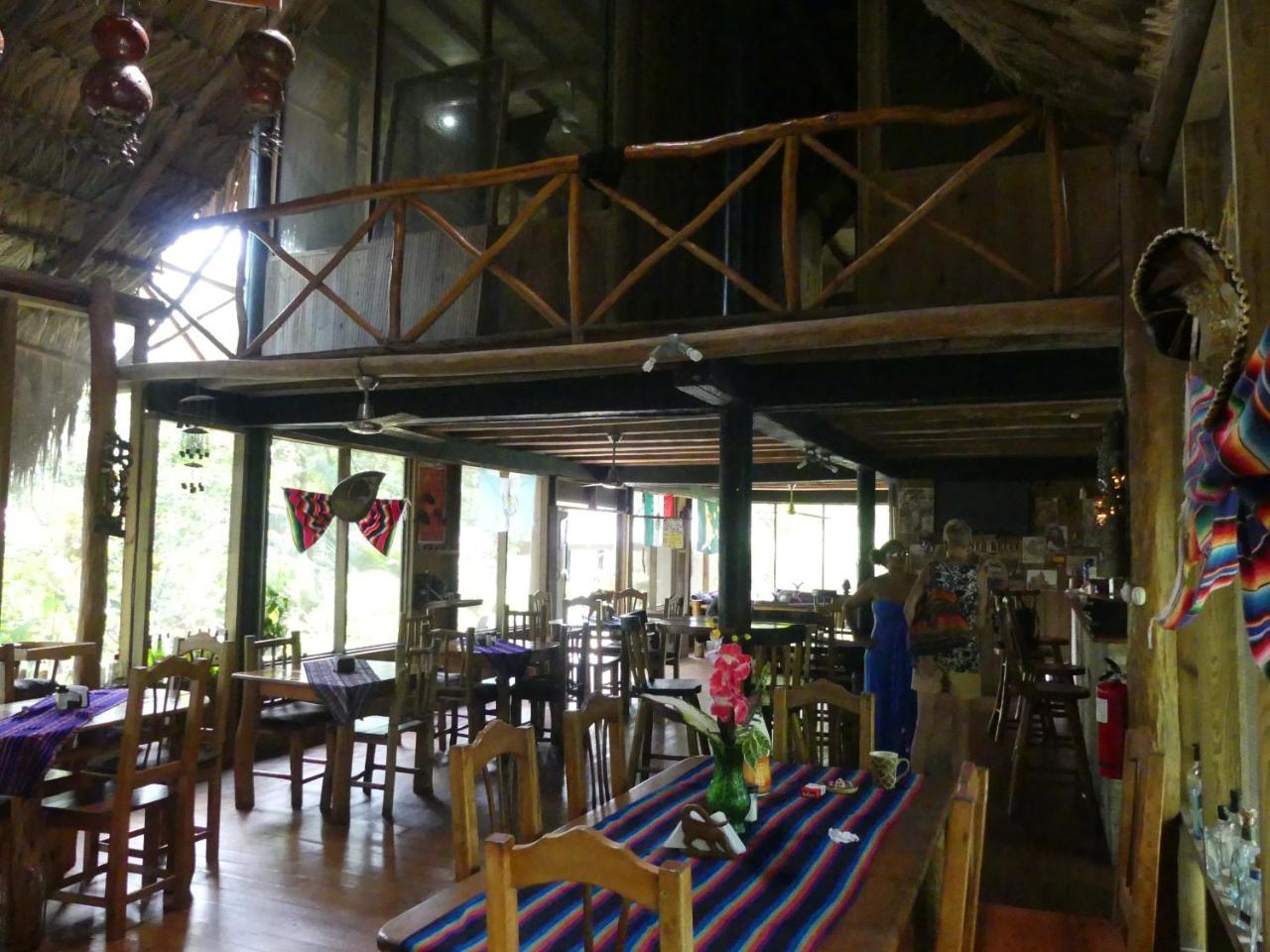 Hotel Kangaroo Y Restaurante Рио Дулсе Екстериор снимка