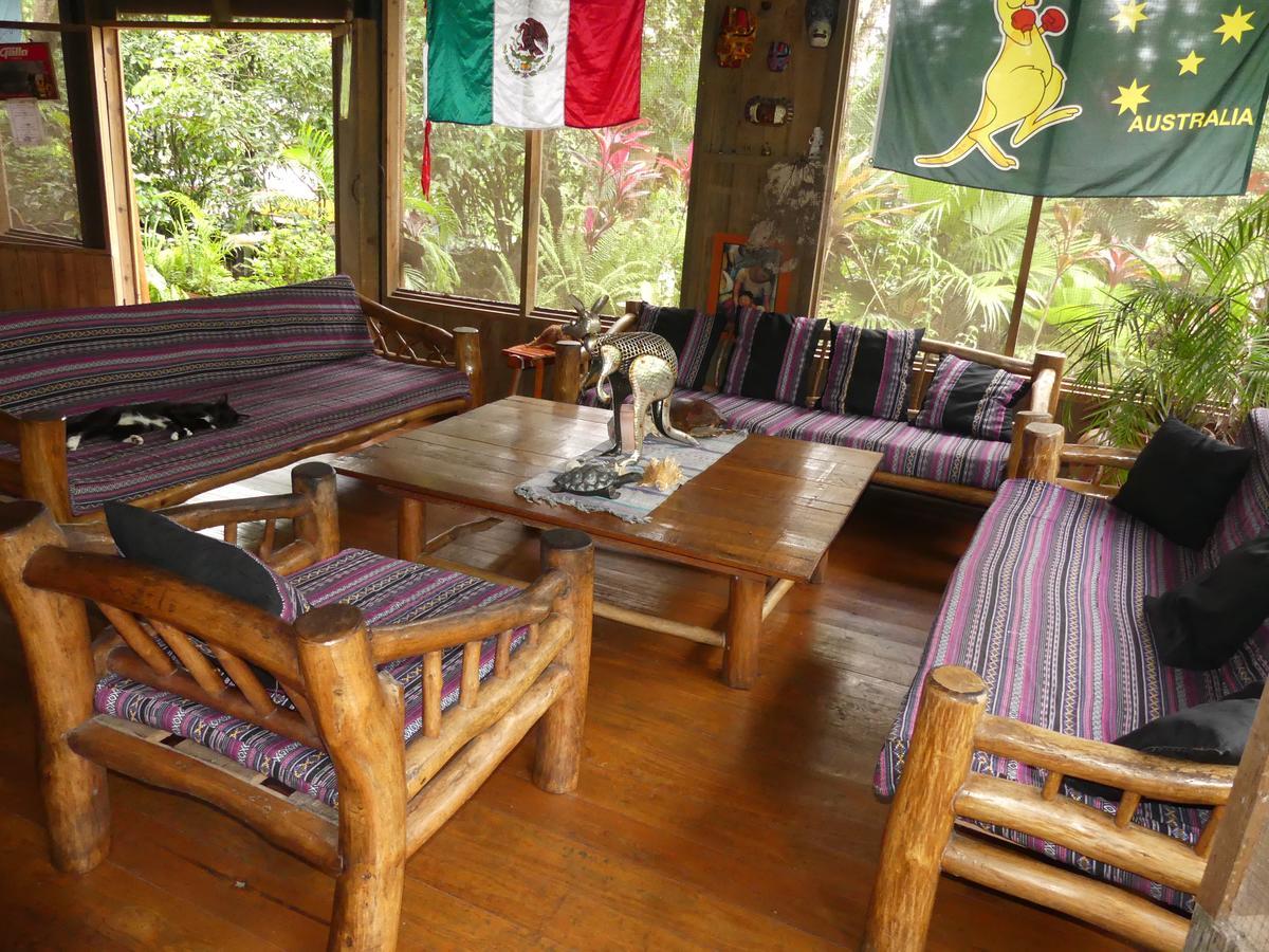 Hotel Kangaroo Y Restaurante Рио Дулсе Екстериор снимка