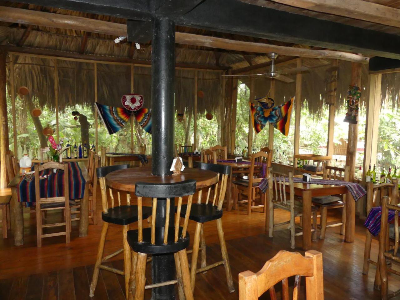 Hotel Kangaroo Y Restaurante Рио Дулсе Екстериор снимка