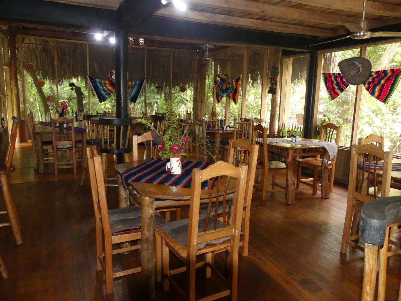 Hotel Kangaroo Y Restaurante Рио Дулсе Екстериор снимка