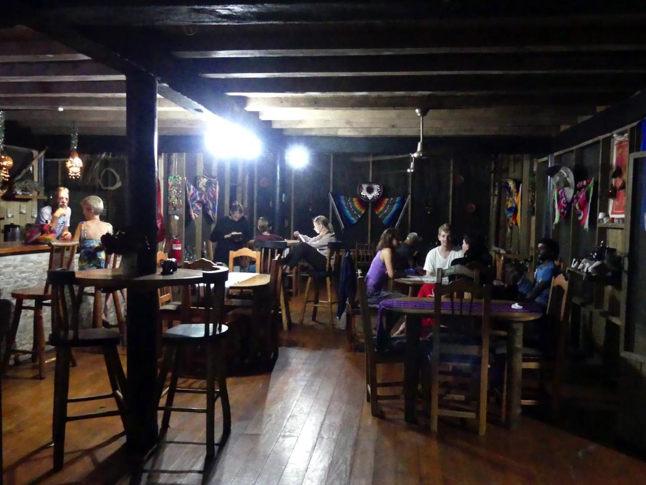 Hotel Kangaroo Y Restaurante Рио Дулсе Екстериор снимка
