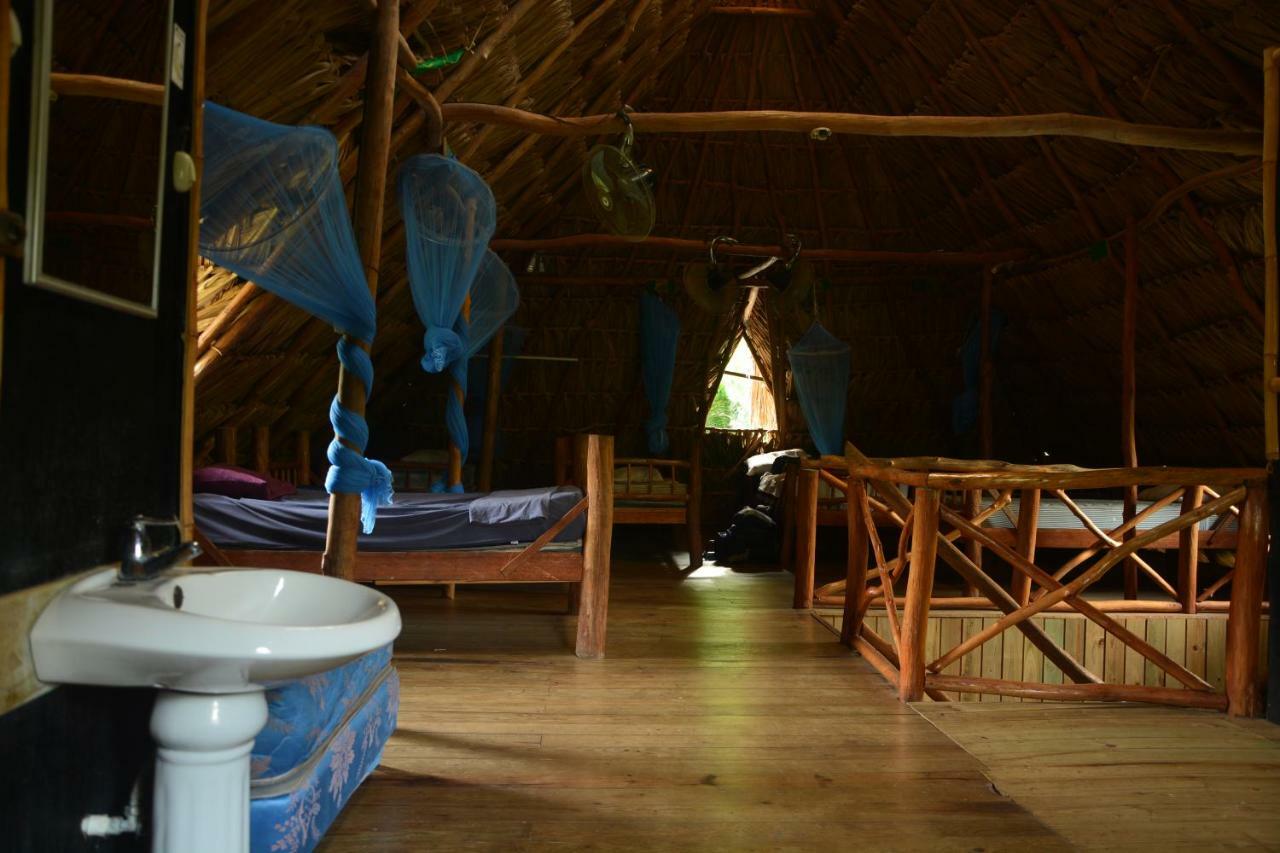 Hotel Kangaroo Y Restaurante Рио Дулсе Екстериор снимка